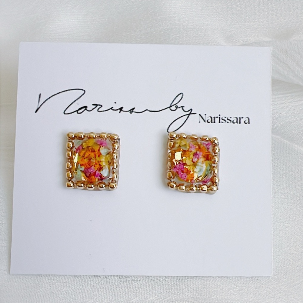 Pressed Dried Flower Resin Square Shape Stud Earrings - Picture 3 of 6
